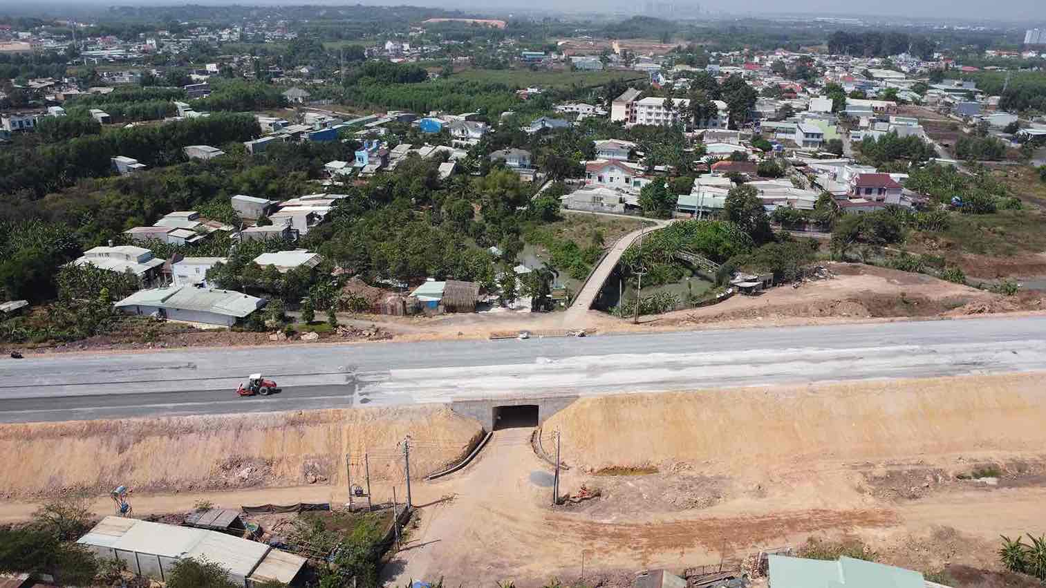 Một hầm chui trên tuyến cao tốc Biên Hòa - Vũng Tàu người dân lưu thông qua lại. Ảnh: HAC