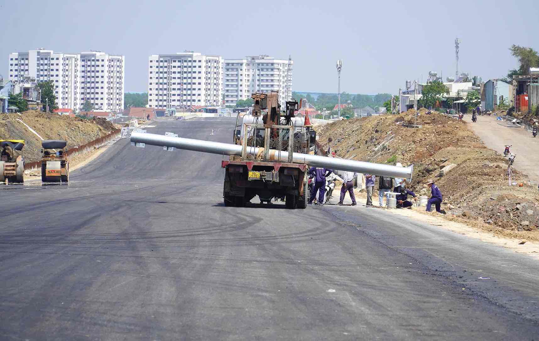 Lắp đặt các thiết bị trên cao tốc Biên Hòa - Vũng Tàu. Ảnh: HAC