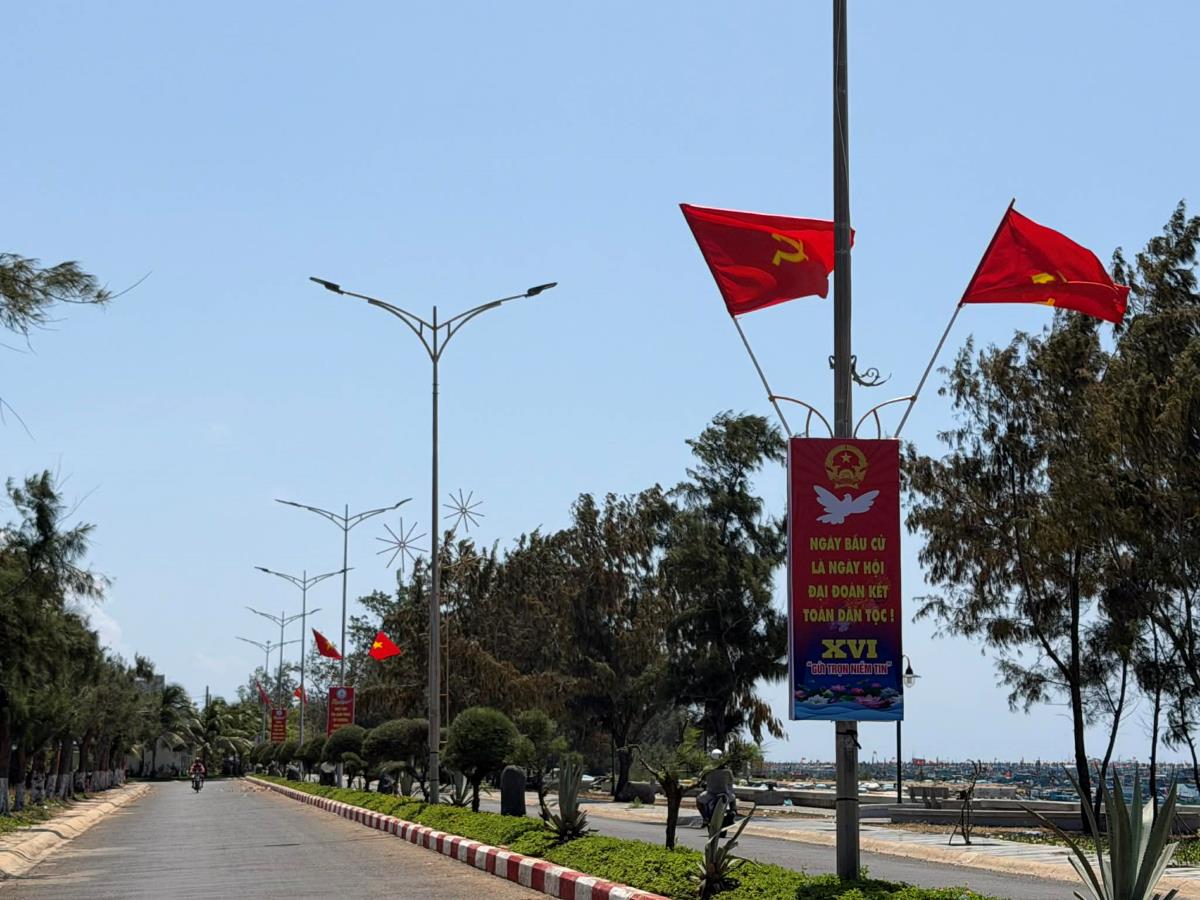 Cờ Tổ quốc và khẩu hiệu về ngày bầu cử tại các tuyến đường ở Đặc khu Phú Quý. Ảnh: Duy Tuấn 