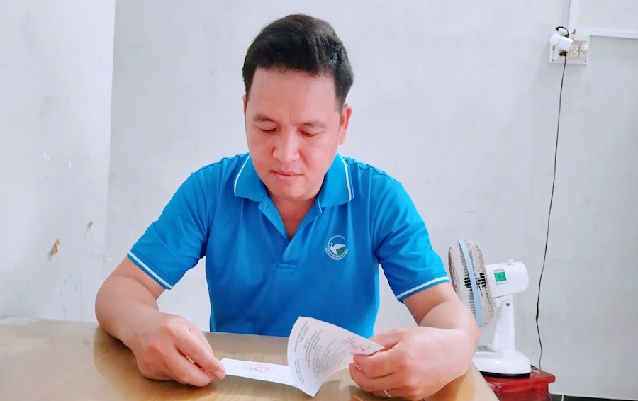 Đoàn viên, người lao động phấn khởi khi cầm phiếu cử tri trên tay sẵn sàng chuẩn bị cho ngày bầu cử. Ảnh: Thiệu Vũ