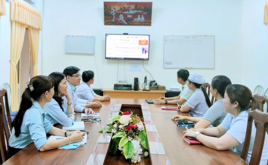 Union members and workers of Ca Mau Regional General Hospital are propagated about the election. Photo: Thieu Vu