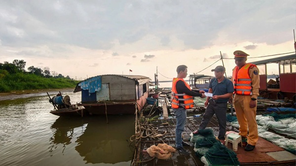 Hanoi waterway police bring voter cards to the hands of fishermen. Photo: Hoang Ha