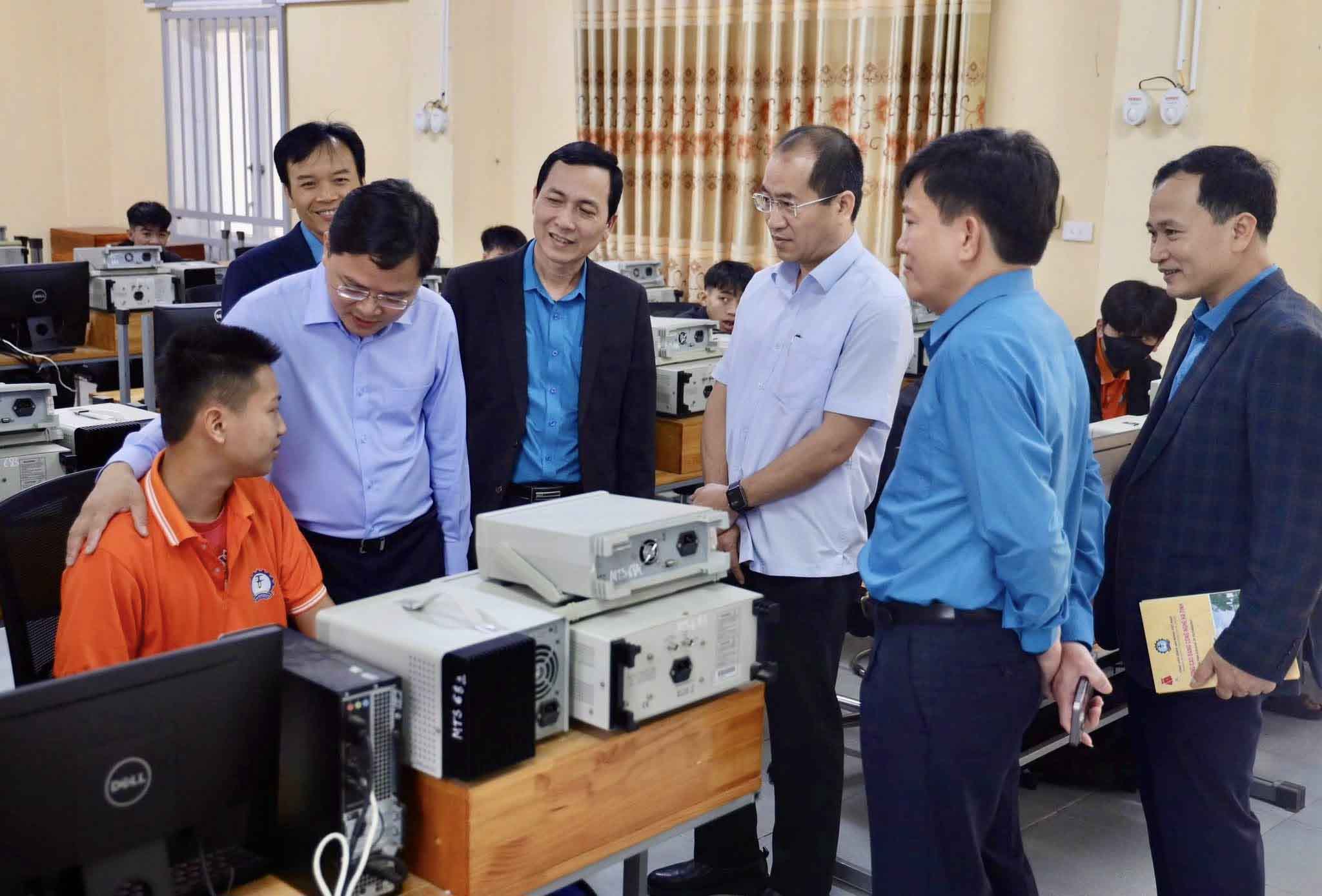 The working delegation led by Comrade Nguyen Anh Tuan - Chairman of the Vietnam General Confederation of Labor visited and worked with Ha Tinh College of Technology. Photo: Mai Anh