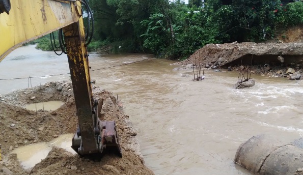 Cầu tạm bắt qua sông Ví bị cuốn trôi hoàn toàn vào sáng 14.3. Ảnh: Trường An