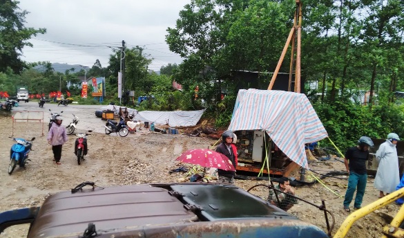 Xã Trà Liên, Đà Nẵng huy động tổng lực thông tuyến cầu tạm qua sông Ví, phục vụ ngày hội bầu cử toàn dân. Ảnh: Trường An