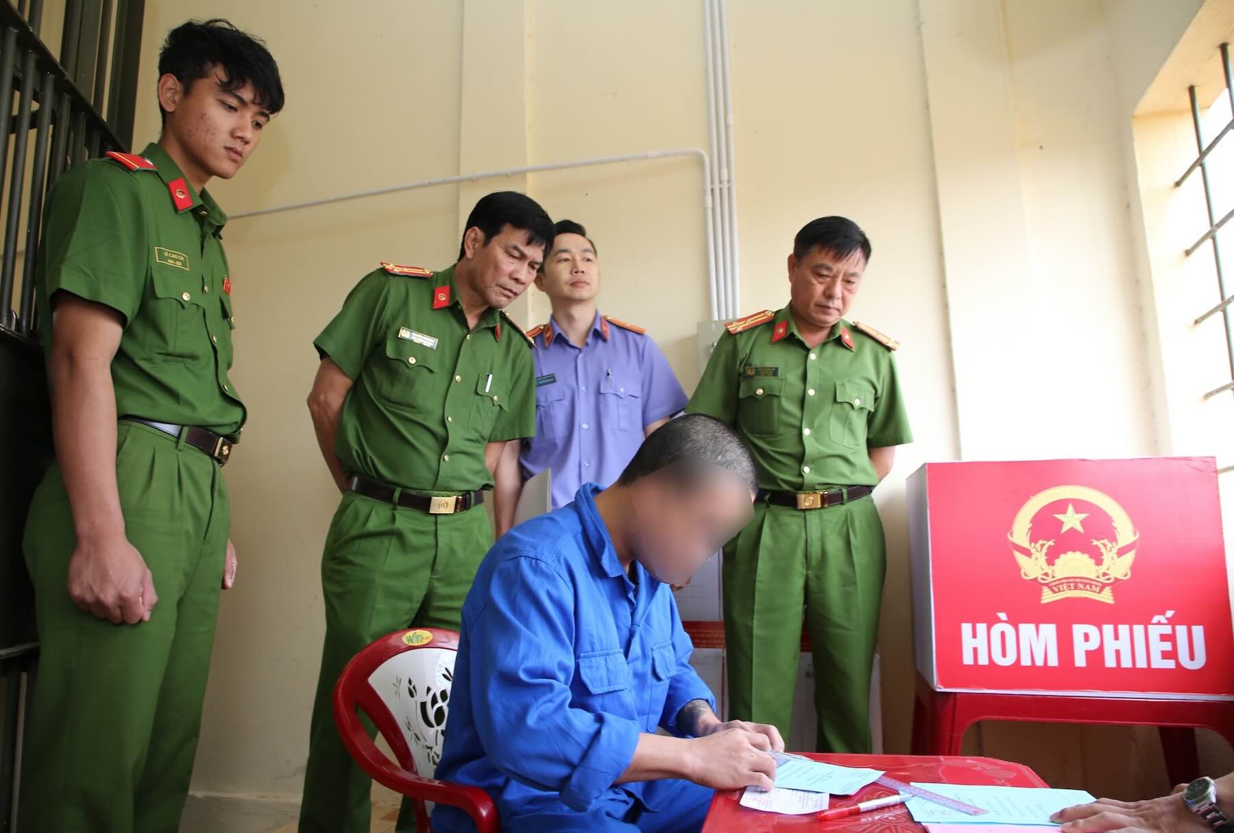 Early elections in detention centers. Photo: Cong Sang