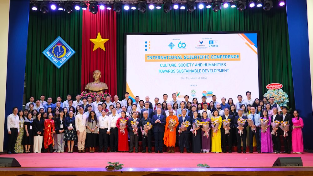 Các đại biểu chụp ảnh kỷ niệm tại Hội thảo. Ảnh: Phong Linh.