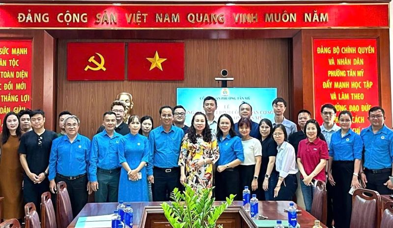 Overview of the ceremony to award decisions on establishing grassroots trade unions and recognizing union members. Photo: Duc Long