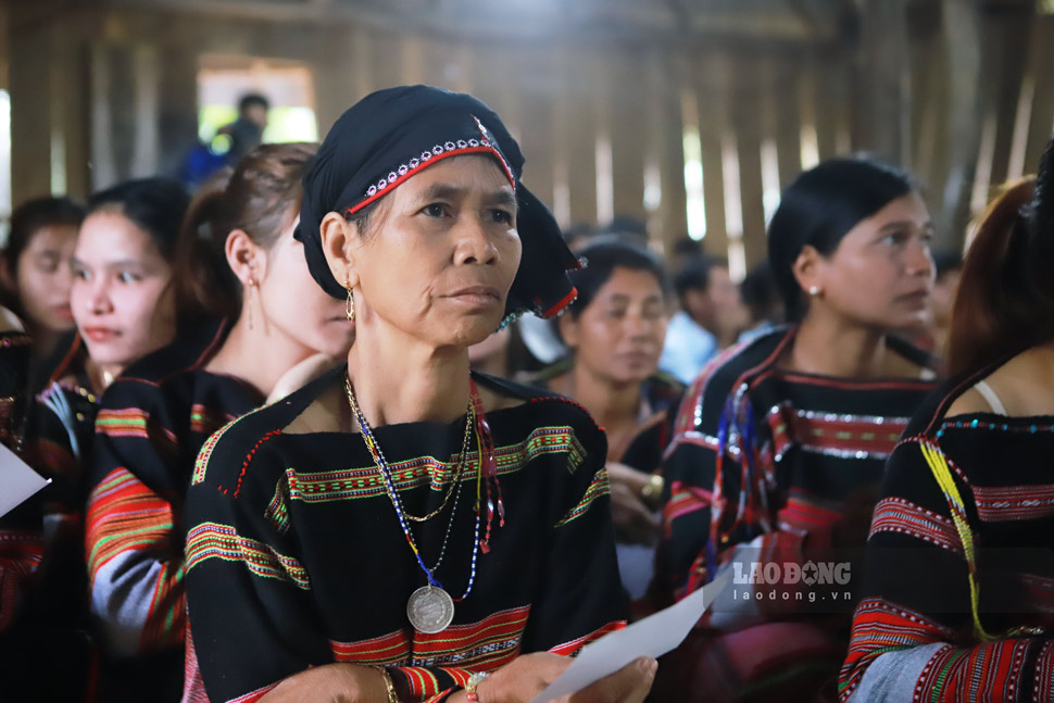 Les électeurs du village O2 - groupe électoral n° 1, commune de Vĩnh Sơn (province de Gia Lai) participent au vote pour élire les députés de l'Assemblée nationale de la XVIe législature et les députés des conseils populaires à tous les niveaux pour le mandat 2026-2031. Photo: Hoài Phương