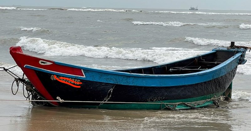 Thuyền ngư dân Quảng Trị chìm do sóng lớn