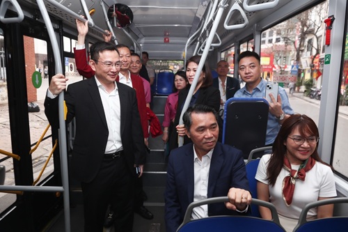Hanoi launches civilized public passenger transport movement. Photo: Diep Vu