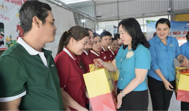 Standing Vice President of the Vietnam General Confederation of Labor Thai Thu Xuong presents Tet gifts to union members and workers in An Giang. Photo: Nguyen Anh