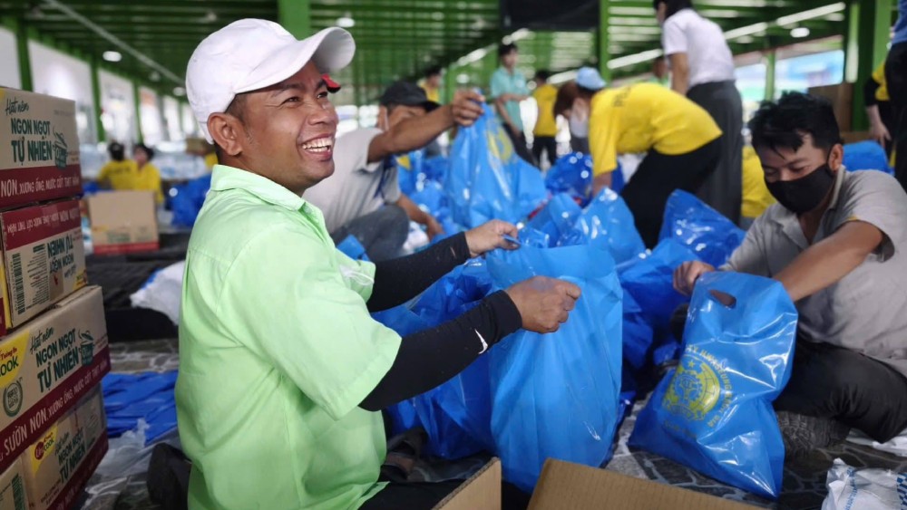 Từ nguồn tài chính Công đoàn, đoàn viên, người lao động được nhận nhiều niềm vui. Đoàn viên, người lao động Công ty TNHH Hwaseung Rạch Giá nhận quà Tết. Ảnh: CĐCS Hwaseung Rạch Giá