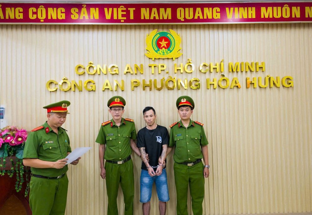 Tạm giữ nhân viên quán ốc vì hành hung tài xế giao hàng. Ảnh: Công an
