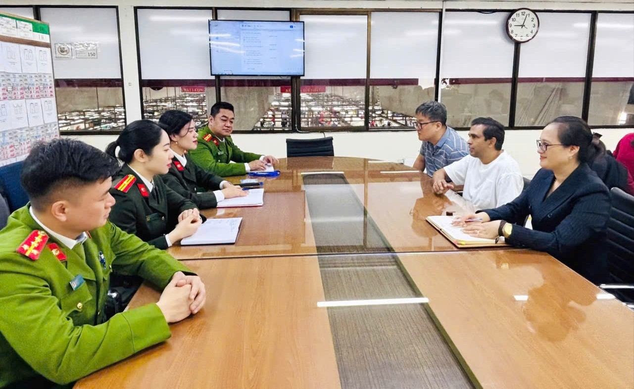 Police mobilize businesses to create conditions for workers to participate in elections. Photo: Hai Phong Police