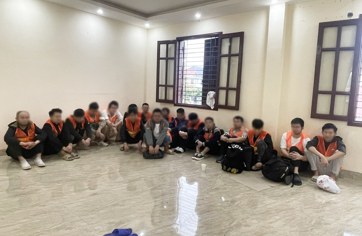 거주지 확인 과정에서 서류 미비 외국인 12명 적발. 사진: 꽝닌성 공안