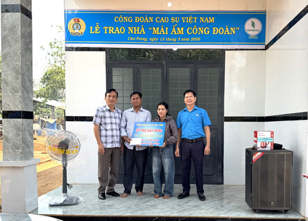 Representatives of Chu Prong Rubber Co., Ltd. MTV present a support board for building "Trade Union Shelter" for Ms. Siu Czech's family. Photo: Ha Duc Thanh