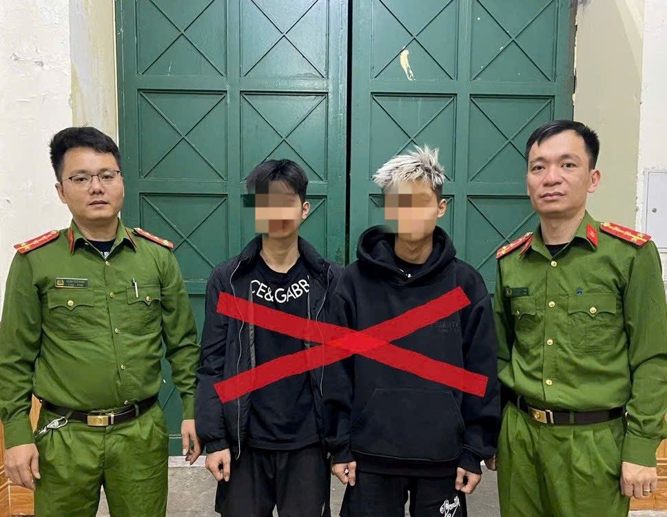 Công an phường An Hải vận động các đối tượng ra đầu thú. Ảnh: Công an TP Hải Phòng