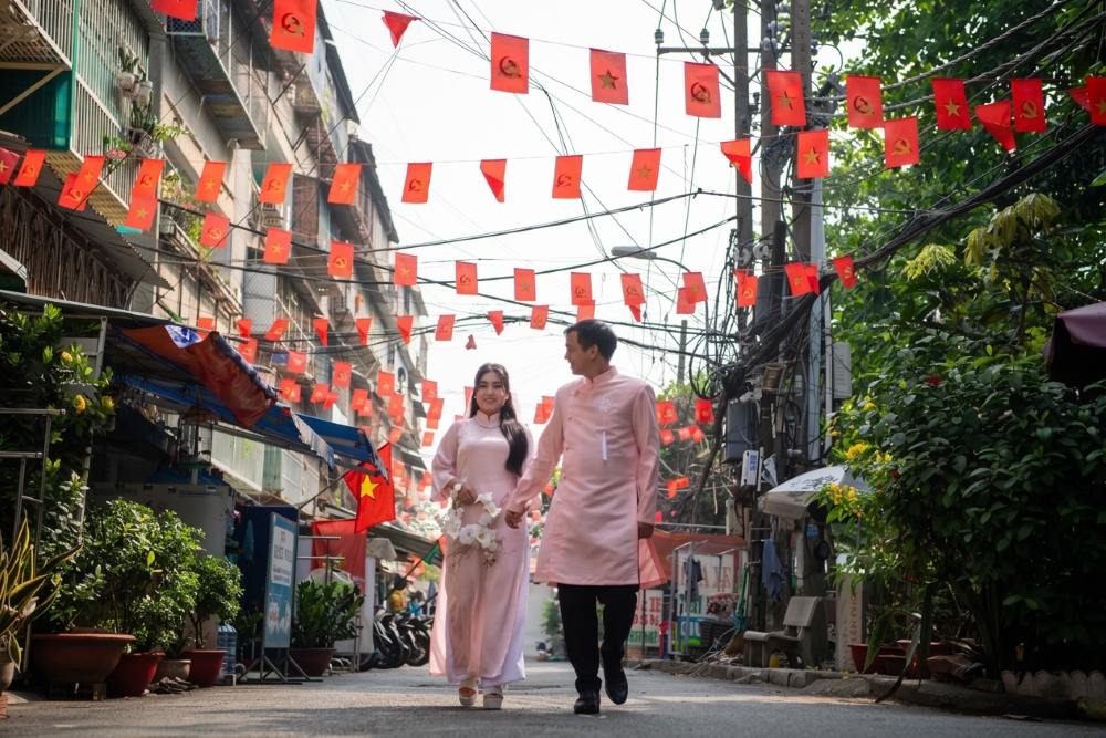 Không chỉ trung tâm, các ngõ hẻm cũng rực rỡ cờ hoa, pano khẩu hiệu do chính người dân tự tay chỉnh trang để chào mừng ngày bầu cử. Ảnh: Thái Bảo