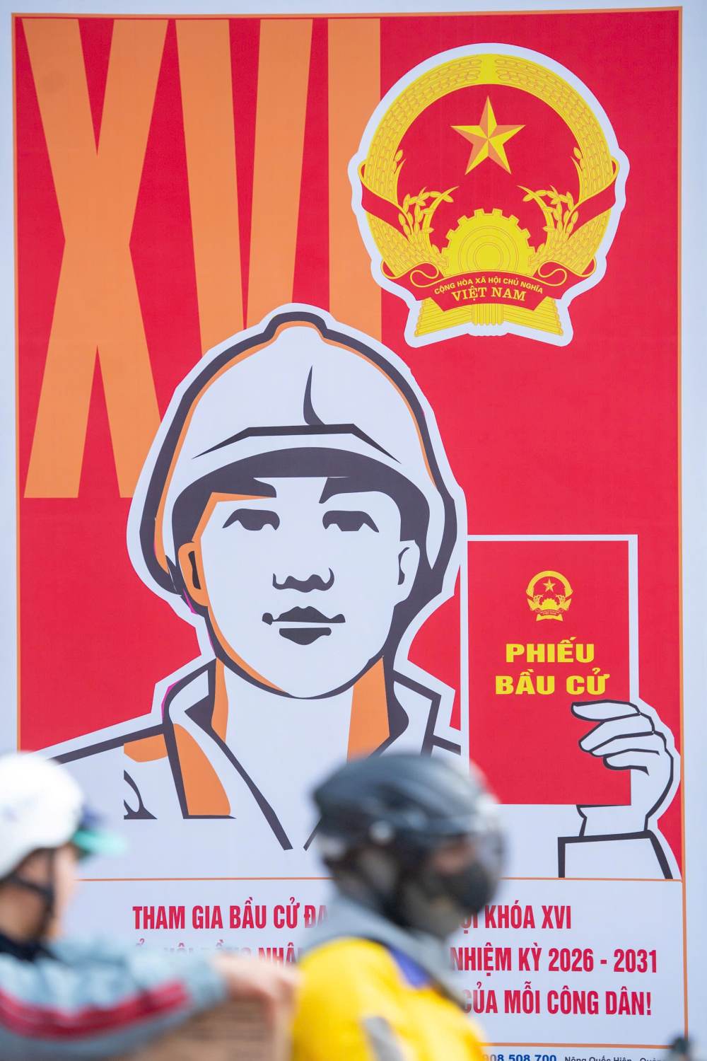 Cùng với các tuyến đường chính như Lê Duẩn, Nam Kỳ Khởi Nghĩa, xung quanh khu vực phố đi bộ Nguyễn Huệ nhiều băng rôn, áp phích lớn, màn hình led với nội dung tuyên truyền về quyền và nghĩa vụ của cử tri được lắp đặt nổi bật.  