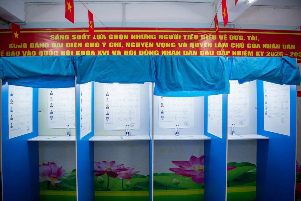 Ngoài ra, các hoạt động tuyên truyền và tổ chức trang trí, chuẩn bị cơ sở vật chất tại các khu vực bỏ phiếu để tạo thuận lợi cho cử tri đi bầu cử cũng được nhiều địa phương chú trọng. Tại khu vực bỏ phiếu số 8 thuộc phường Sài Gòn (TPHCM) công tác chuẩn bị cho bầu cử gần như đã hoàn thành.