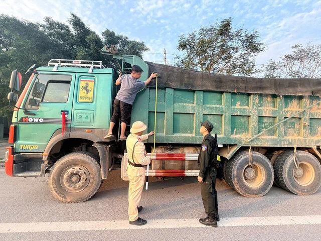 Phu Tho Traffic Police handled more than 2,000 cases of oversized and overloaded vehicles. Photo: Phu Tho Police