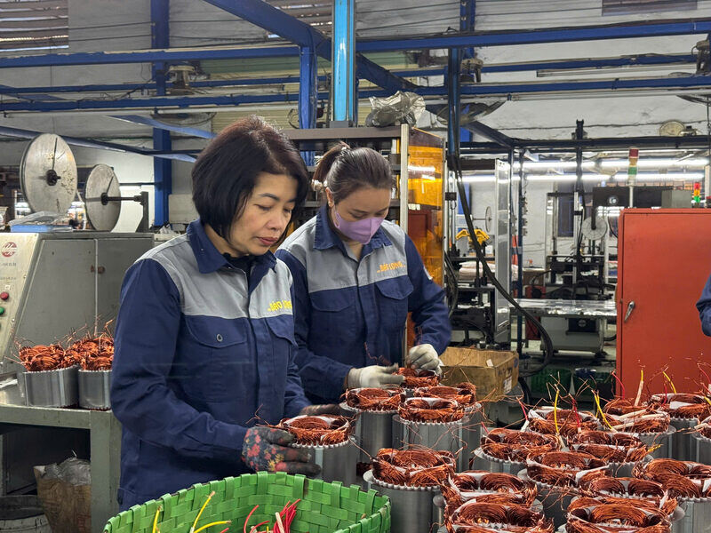 Công nhân gửi gắm niềm tin trong từng lá phiếu. Ảnh: Khánh Linh