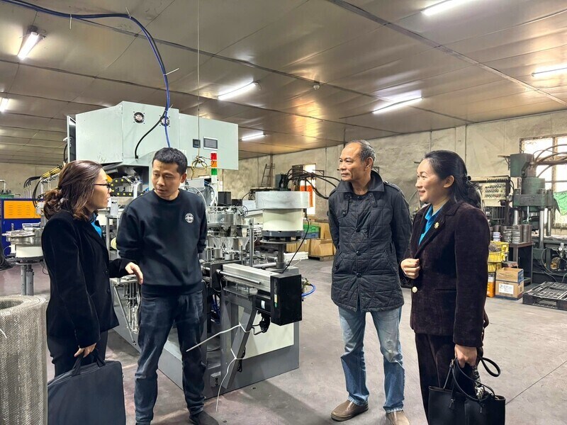 Việc tuyên truyền được đẩy mạnh sâu sát đến từng người lao động. Ảnh: Khánh Linh