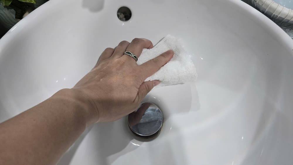 Drying the sink after cleaning is one of the procedures to ensure optimal cleanliness. Photo: Tuan Dat