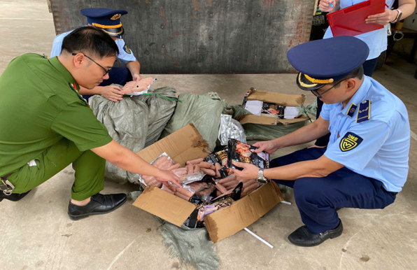 Lượng lớn xúc xích, thực phẩm rõ nguồn gốc bị lực lượng chức năng tỉnh Lạng Sơn phát hiện, xử lý. Ảnh: Công an tỉnh Lạng Sơn