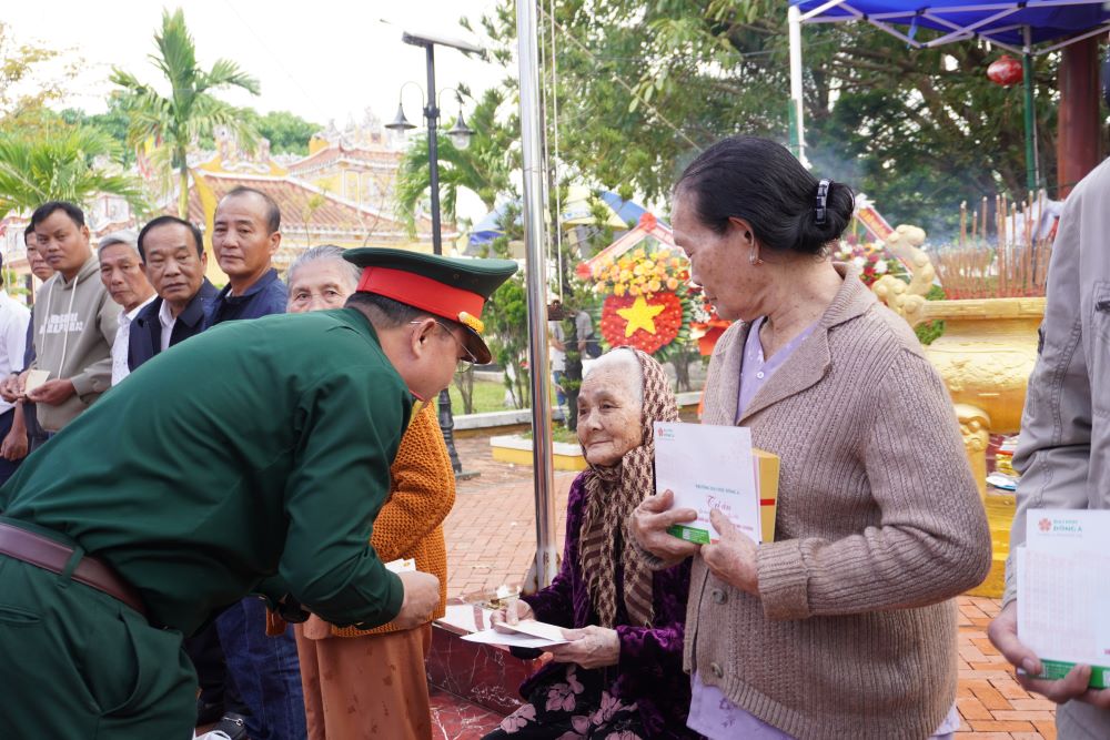Truong Sa veterans show gratitude to comrades who sacrificed at Gac Ma. Photo: Tran Thi