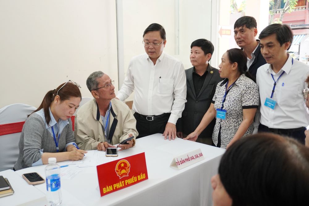 Ông Lê Trí Thanh - Chủ tịch Ủy ban Mặt trận Tổ quốc Việt Nam TP Đà Nẵng kiểm tra công tác chuẩn bị bầu cử tại phường Hải Châu. Ảnh: Nguyên Thi