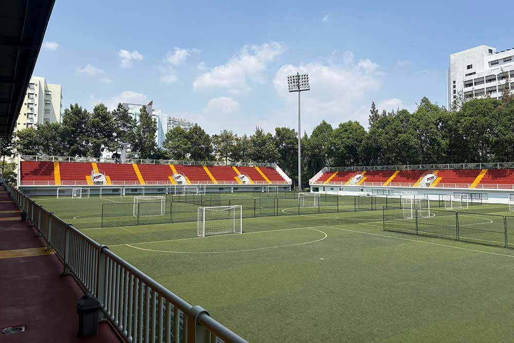 Sân bóng chất lượng bên trong Trường Đại học Tôn Đức Thắng. Ảnh: Thanh Vũ
