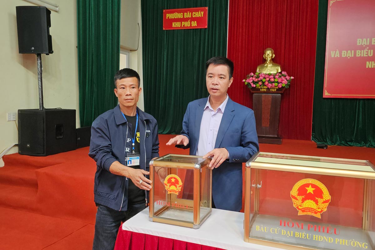 The Bai Chay Ward Election Commission prepared 18 auxiliary ballot boxes for 18 polling stations and 6 additional reserve ballot boxes to be ready to serve cases where voters cannot come to the polling station, such as voters being treated in hospitals or tourists who need to vote at hotels and ports. Photo: Doan Hung