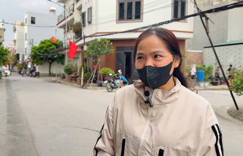 chị Bùi Thị Bích - công nhân may tại Cụm công nghiệp Trường An đã dành thời gian tìm hiểu thông tin về các ứng cử viên thông qua việc đọc thông tin được dán tại nhà văn hoá. Ảnh: Quỳnh Chi