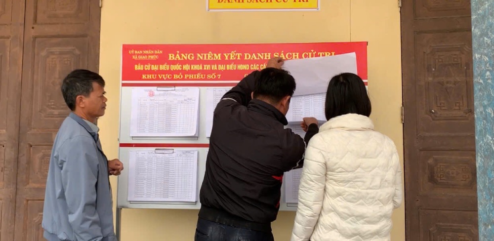 Workers and laborers shared that everyone feels responsible for each of their votes. Photo: Quynh Chi