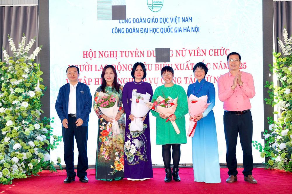 The Trade Union of Hanoi National University has just honored 110 outstanding individuals. Photo: Thanh Mai