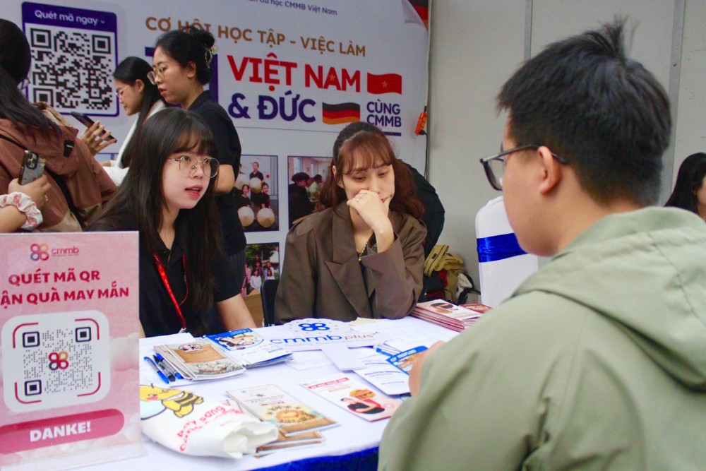 Businesses are setting many new requirements for foreign language students when officially joining the job market. Photo: Quynh Chi