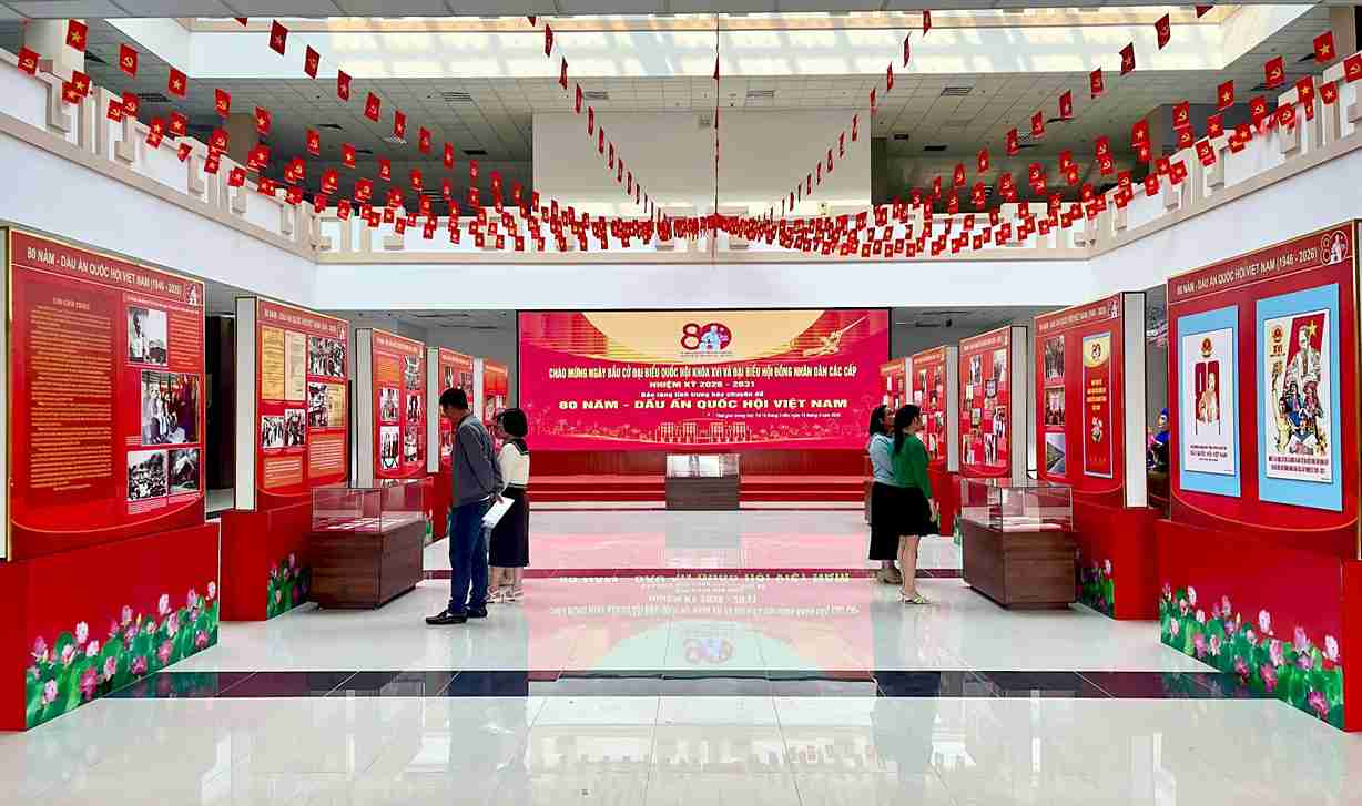 Muchos documentos e imágenes sobre la Asamblea Nacional de Vietnam se presentan en la exposición. Foto: Museo Provincial de Hung Yen