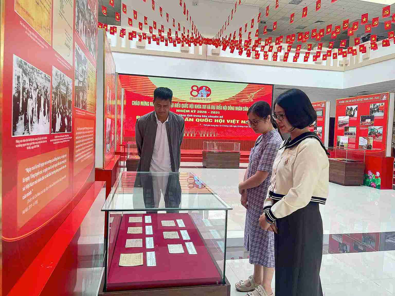 Khách tham quan tìm hiểu tư liệu, hình ảnh tại trưng bày chuyên đề. Ảnh: Bảo tàng Hưng Yên.