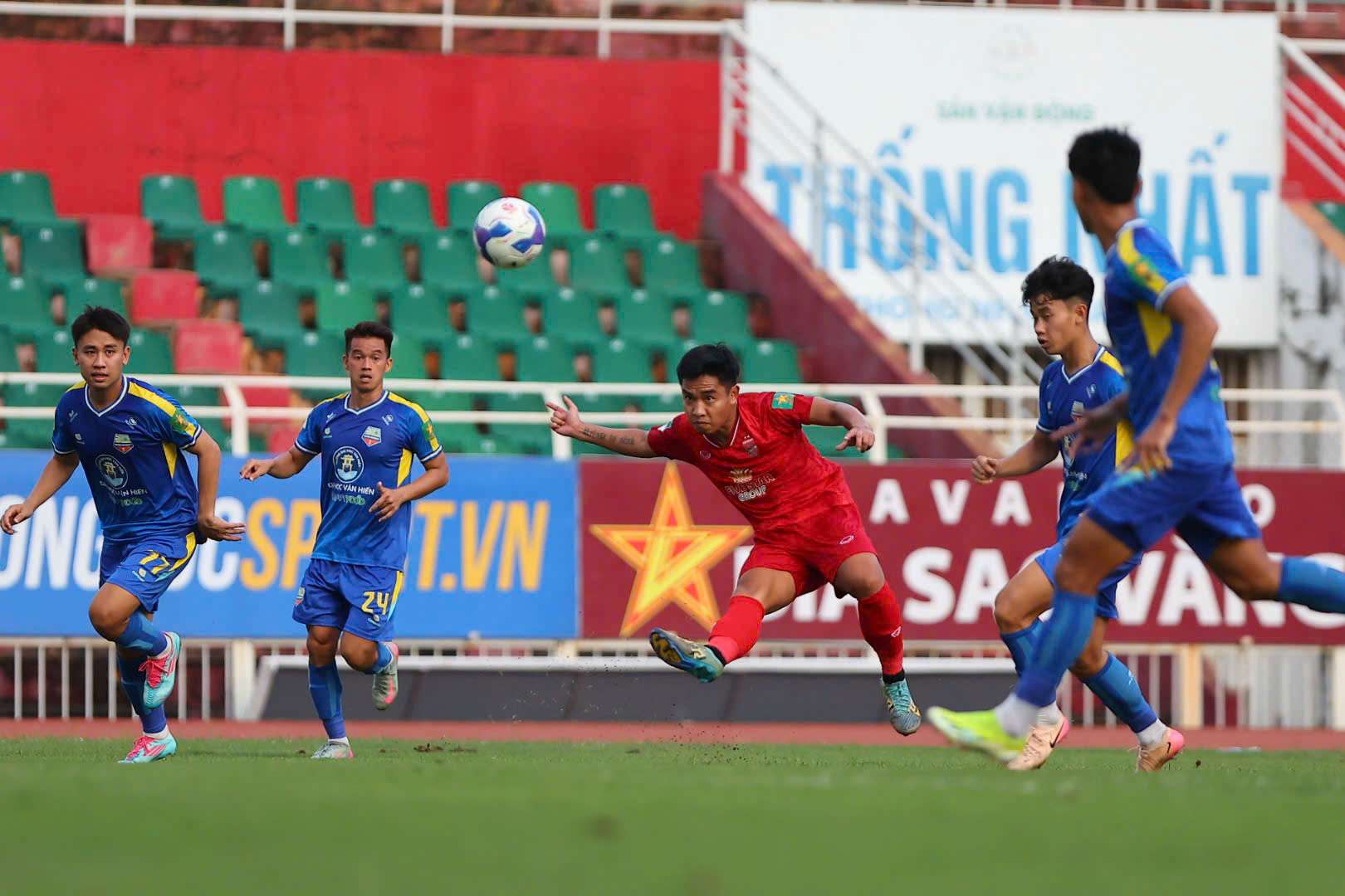 Đội Đại học Văn Hiến (áo xanh) đang thi đấu tại giải hạng Nhất quốc gia mùa 2025-2026. Ảnh: VPF