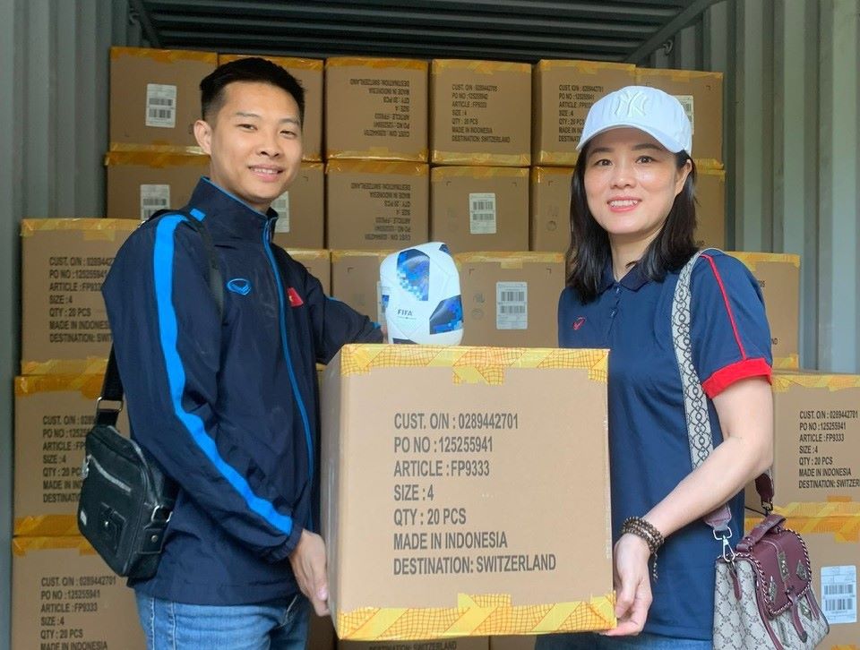 VFF đã hoàn tất việc tiếp nhận số lượng bóng do FIFA hỗ trợ phong trào bóng đá học đường. Ảnh: VFF