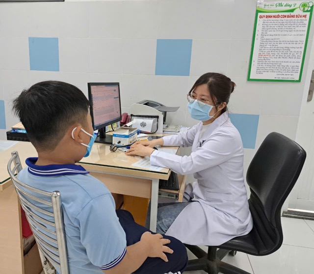 Les parents doivent emmener leurs enfants se faire examiner tôt, en particulier les adolescents, afin d'intervenir rapidement en cas d'arthrite spontanée adolescente. Photo: Nguyễn Ly