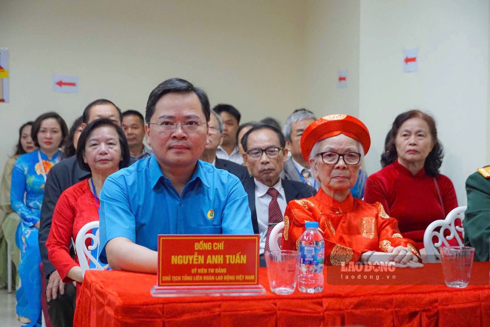 Ông Nguyễn Anh Tuấn - Ủy viên Trung ương Đảng, Ủy viên Ban Thường vụ Đảng ủy Mặt trận Tổ quốc, các đoàn thể Trung ương, Chủ tịch Tổng LĐLĐVN dự lễ khai mạc và thực hiện bầu cử tại khu vực bỏ phiếu số 24, phường Xuân Đỉnh. Ảnh: Tùng Giang