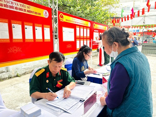 Rà soát công tác bầu cử tại phường Đống Đa qua vận hành thử quy trình bỏ phiếu. Ảnh: Thái Hoà