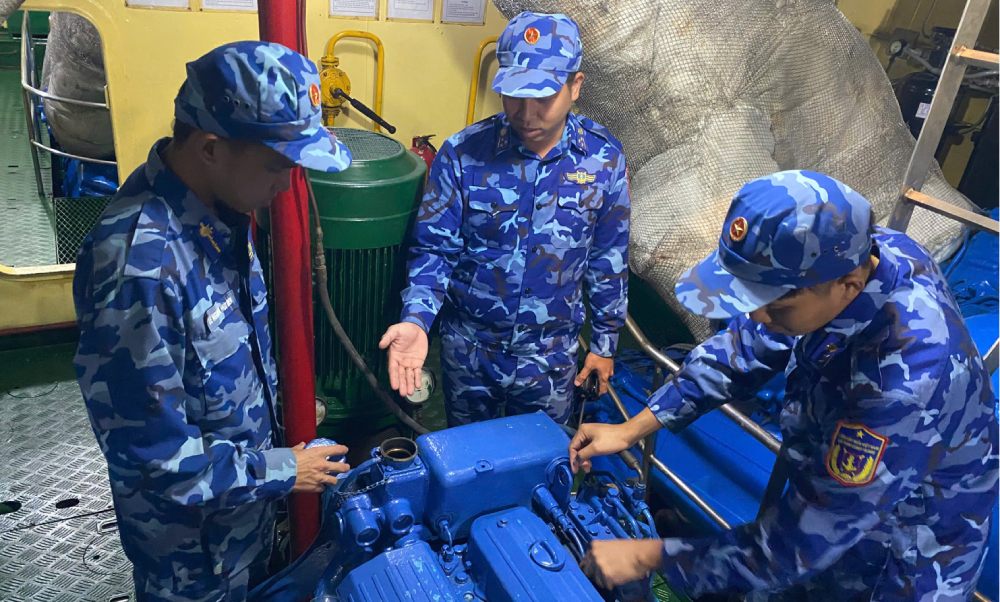 Huấn luyện vận hành máy trên tàu cảnh sát biển. Ảnh: Gia Huy