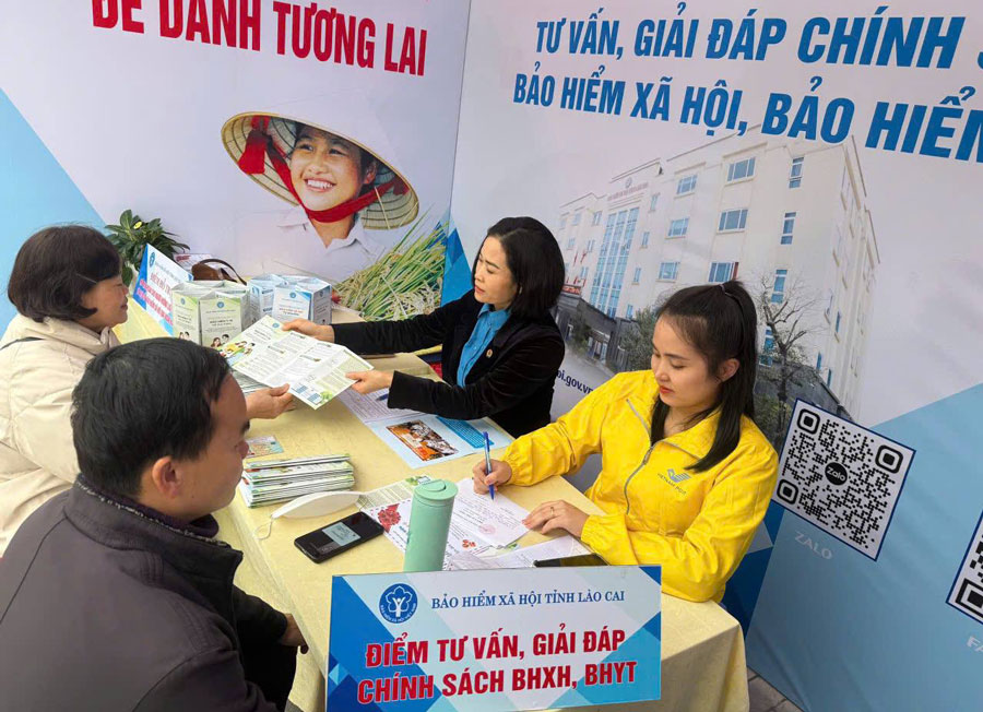 Lao Cai strives to increase the rate of workers participating in social insurance. Photo: Thanh Phong