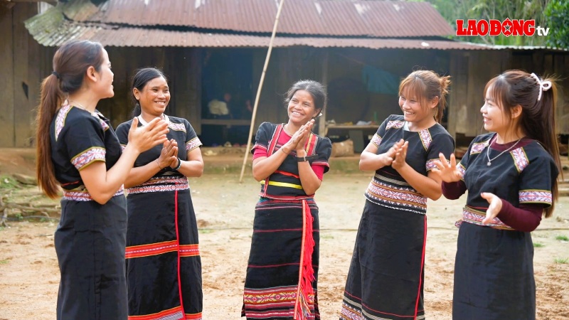 Election propaganda in Xo Dang language in Tra Tap mountainous commune, Da Nang. Photo: Hoang Bin