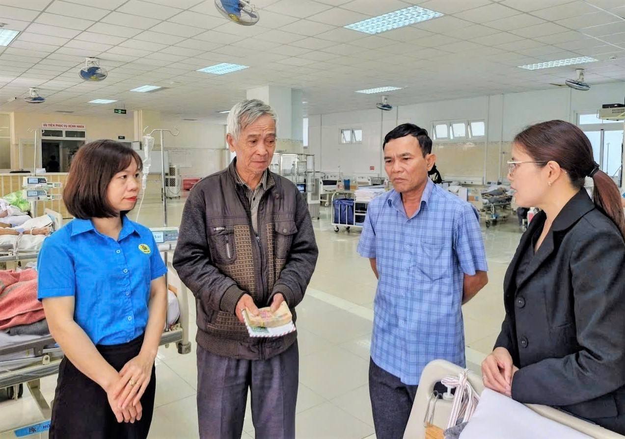 Ms. Lai Thi Thanh Phuong, Chairwoman of the Trade Union of B'Lao Ward, and representatives of philanthropists presented 35 million VND in support to Mr. Duc's family. Photo: Phuc Khanh