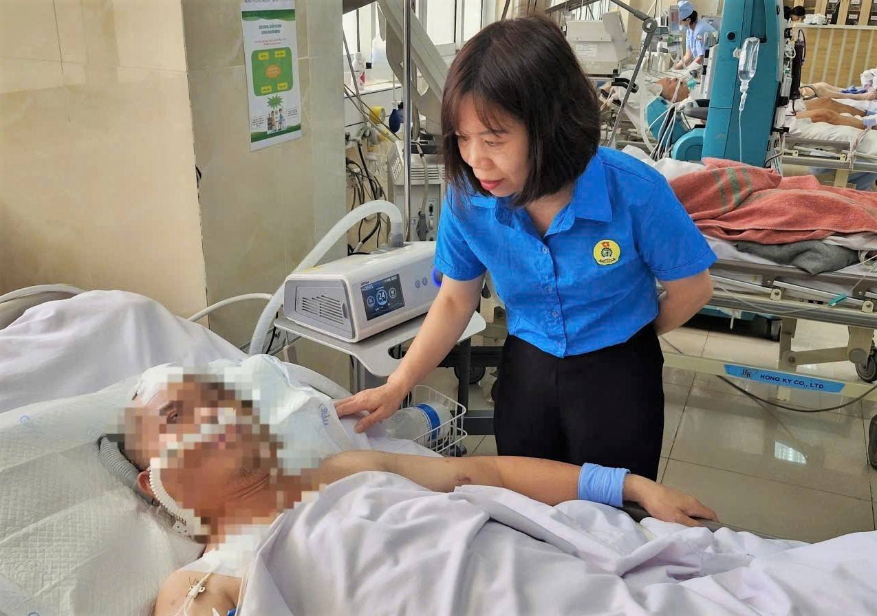 Bà Lại Thị Thanh Phương, Chủ tịch Công đoàn phường B’Lao thăm hỏi Hồ Văn Đức bị tai nạn giao thông đang điều trị tại Bệnh viện II Lâm Đồng. Ảnh: Phúc Khánh